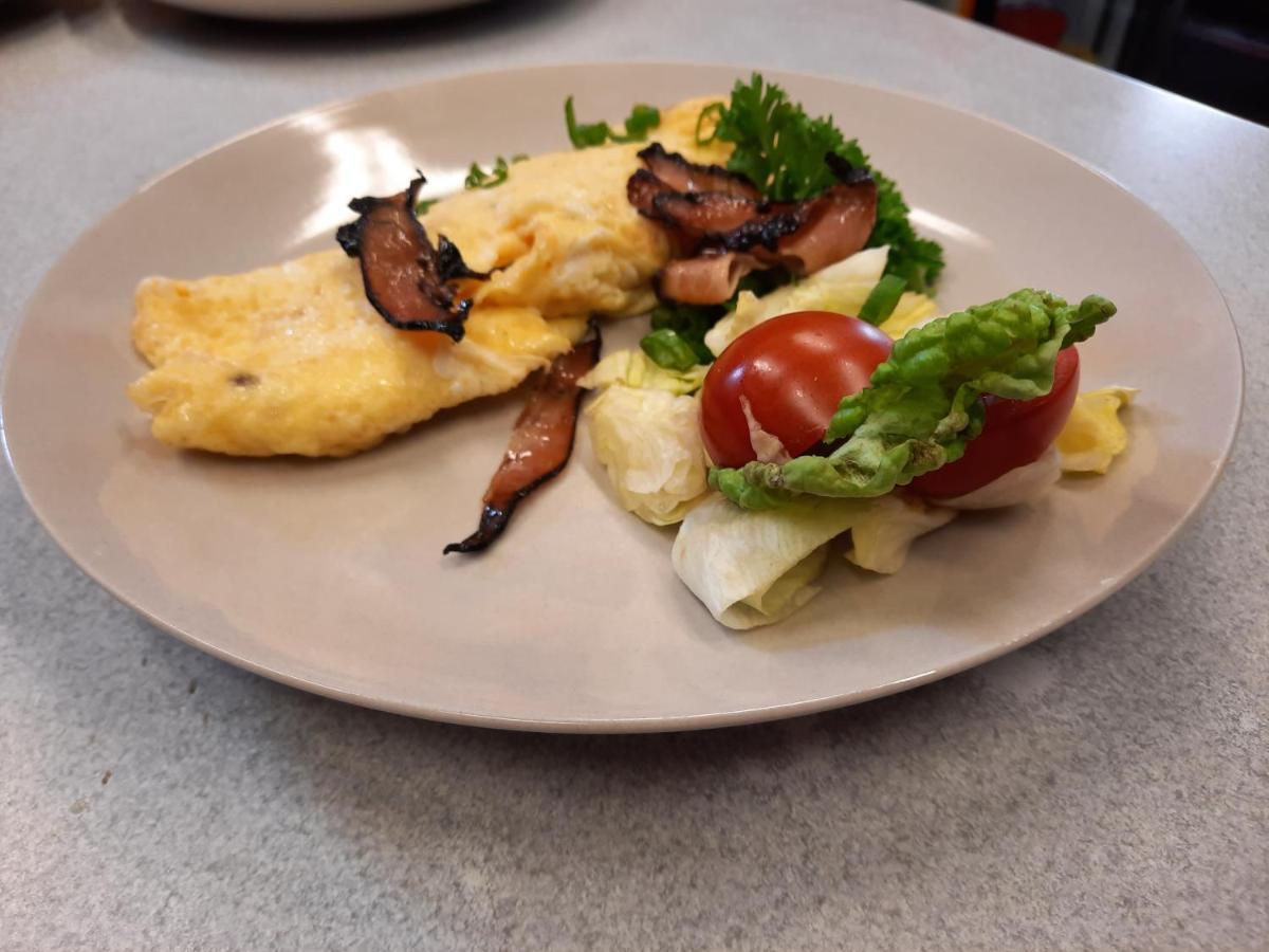Penzion Zahrada Nad Rekou, Restaurace A Kavarna - Parkovani Gratis Zlatá Koruna Eksteriør billede
