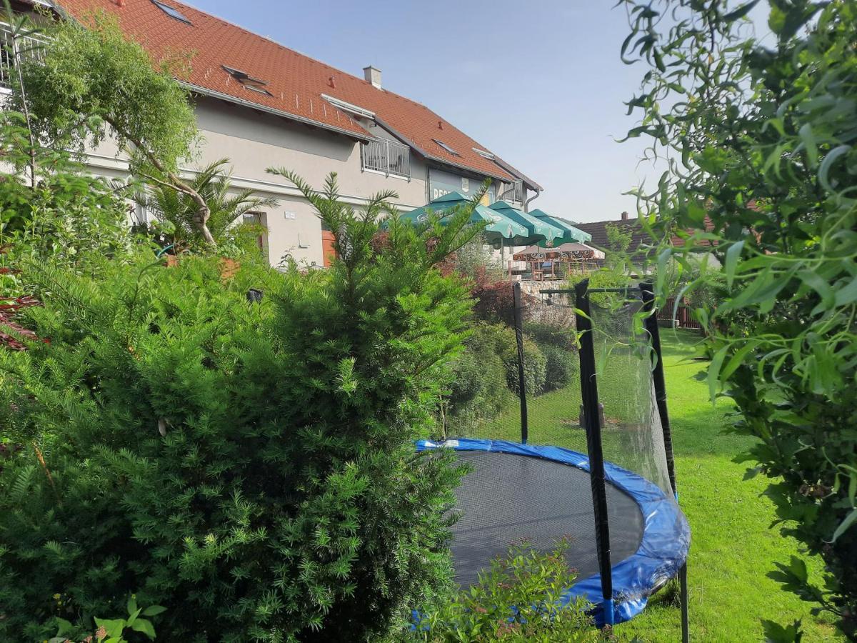Penzion Zahrada Nad Rekou, Restaurace A Kavarna - Parkovani Gratis Zlatá Koruna Eksteriør billede