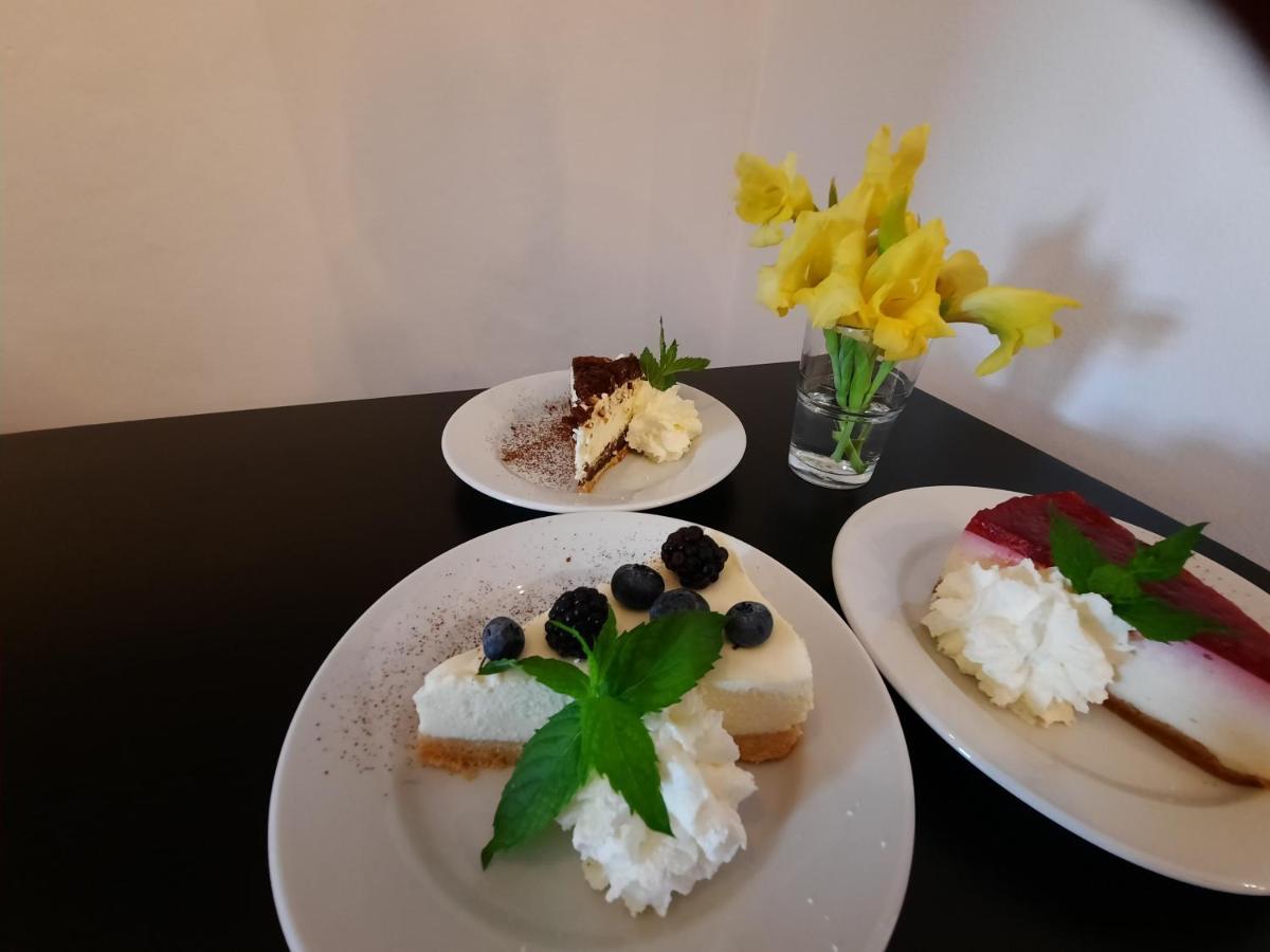 Penzion Zahrada Nad Rekou, Restaurace A Kavarna - Parkovani Gratis Zlatá Koruna Eksteriør billede